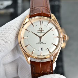 Omega unveils a special edition city-inspired watch ⌚️, exclusively available in limited quantities at Swiss boutiques. Crafted over 12 months by the team, this new timepiece is limited to 1,291 pieces (commemorating the year the Swiss Confederation was founded), with each case side engraved with a unique limited edition number.This timepiece is exclusively available at OMEGA boutiques in Switzerland. Its stainless steel case measures 39.50mm in diameter. The arched dial features a gradient effect, complemented by the brand logo, hands, and hour markers in 18K Sedna™ gold.The date display is positioned at 6 o'clock. The strap is crafted from imported calfskin leather. Through the domed sapphire crystal, the watch reveals its Calibre 8800 Master Chronometer movement. To achieve Master Chronometer certification, the movement boasts an extended 72-hour power reserve. Offering precise and stable timekeeping, it seamlessly transitions from casual to business settings, making it the top choice for the young generation.